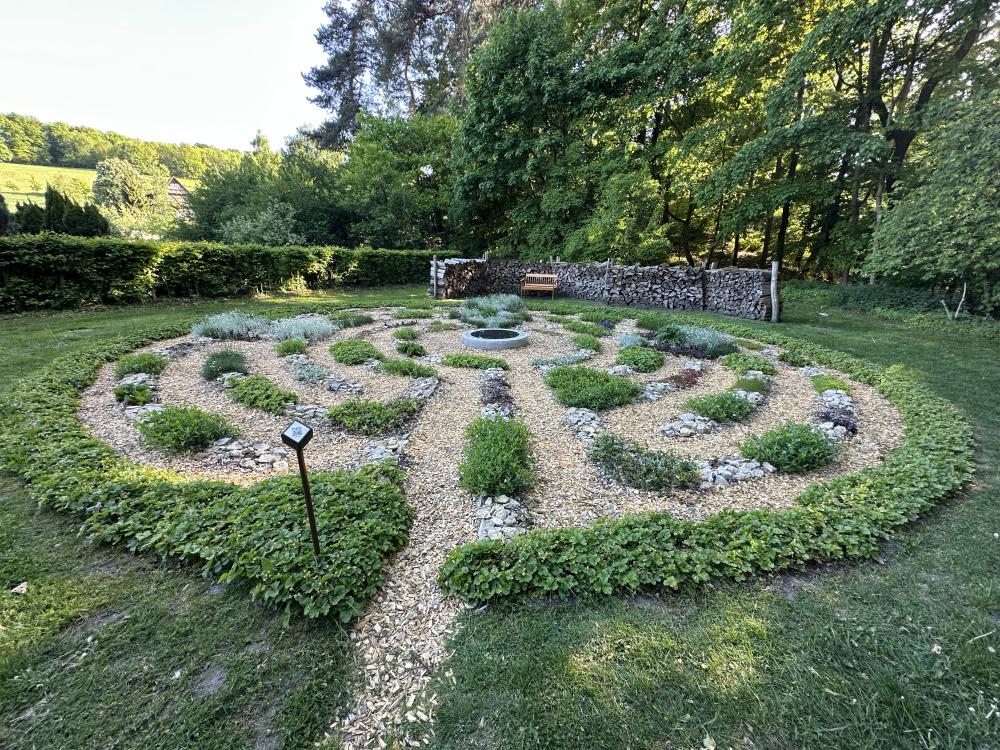 Im Labyrinth des Lebens - Labyrinth als Symbol für einen meditativen Weg. Hier ist das Labyrinth im Garten der Stille in Detmold zu sehen.