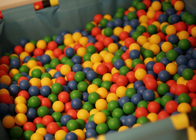 Angebote der Familienbildung - Spielideen in den Kursen der Ev. Familienbildung. Foto: Sandra Hirschke@fundus-medien.de Viele bunte Bälle in einem Planschbecken ohne Wasser